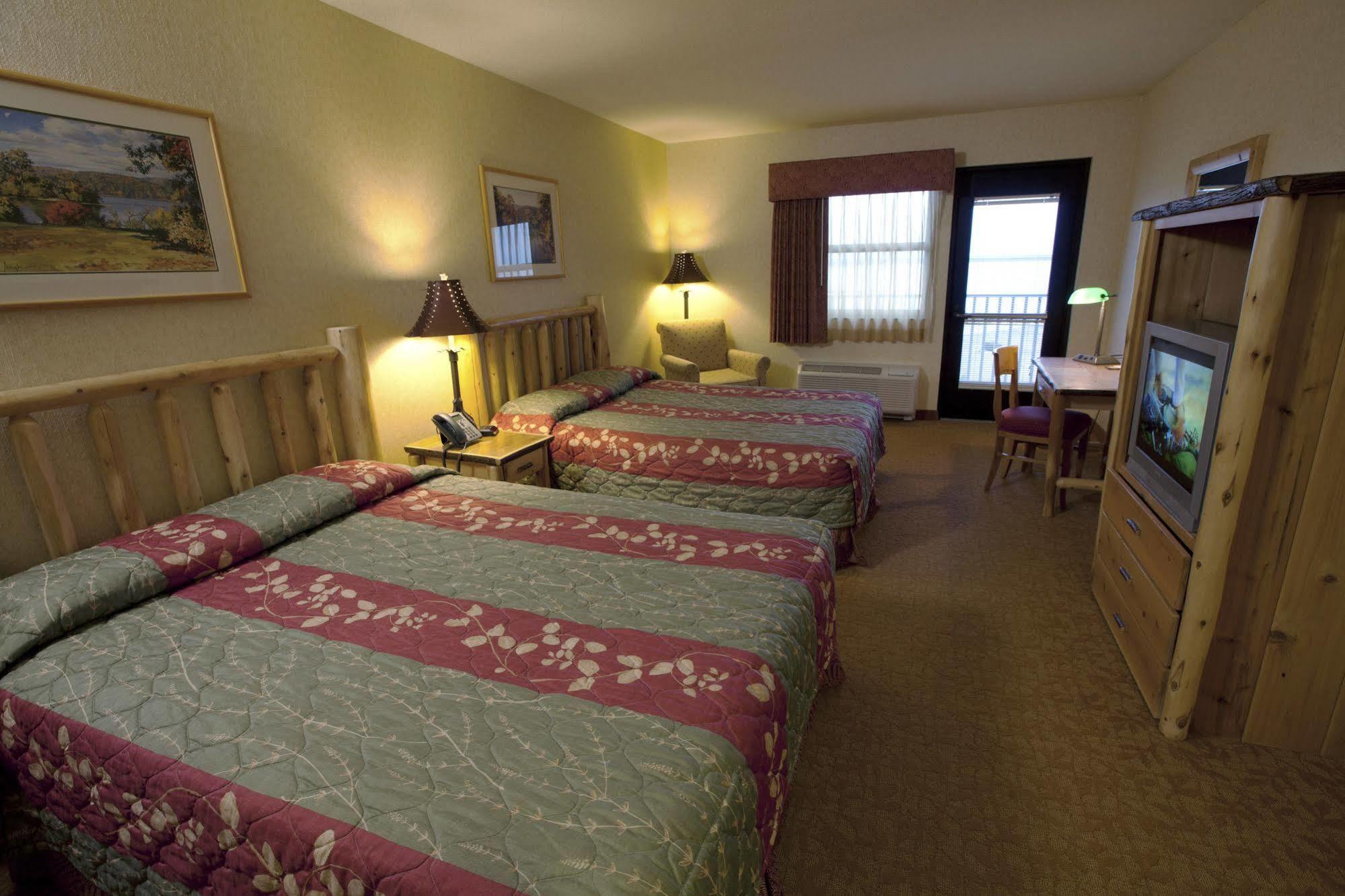 Kewadin St. Ignace Hotel Evergreen Shores Esterno foto